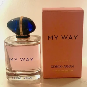My Way, EdP 90ml - Säljer min härliga parfym ifrån Armani som är i bra skick och köpt endast ett par månader sen. 😊Har användning av andra parfymer därför behövs ny            ägare! 🩷använd fåtal gånger syns knappt,          Originalpris; 1800 🌸 90ml.