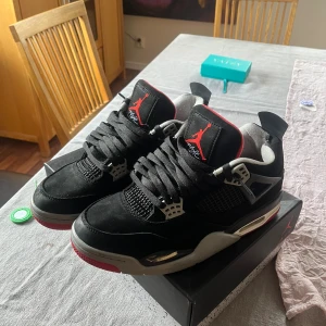 Jordan 4 Breds - Säljer mina Jordan 4’s på grund av att dom inte passar längre, Skick på 7,5/10. Pris kan diskuteras!
