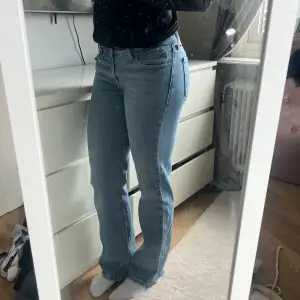 Säljer dessa fina jeans ifrån Levi’s Använda ett fåtal gånger. 