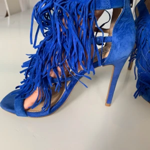 Snygga partyskor  - Jättefina aldrig använda Steve sladden partyskor. Strl 6,5 och passar en 36,5 eller strl 37. 10cm hög klack och så coola