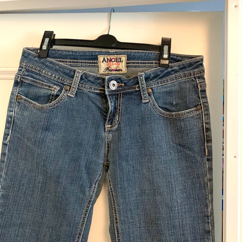 De perfekta jeansen med detaljer på fickorna! I väldigt bra skick💗💗 Amerikanskt size 7 som motsvarar storlek 27/28 i jeans. Jeans & Byxor.
