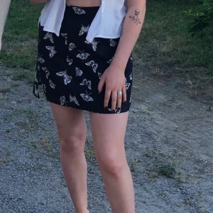 Kjol - Jättefin kjol som tyvärr är för stor för mig nu. Är i bra skick och har en liten slits. Midja rakt över:38cm. Längd: 41 cm