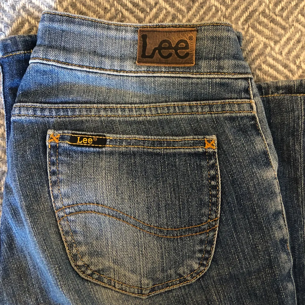 Utsvängda Lee jeans i mycket bra skick! Midja 36, benlängd 100. Jag är 163 cm. . Jeans & Byxor.