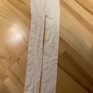 Strumpbyxor strl 122 - Nya strumpbyxor. Omärkta. Gissar att storleken är 122/128.  Jag är väldigt mån om mina köpare. Skulle du vara missnöjd med ditt köp så ta gärna kontakt med mig innan dåligt omdöme, så har jag en chans att rätta till det.