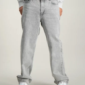 Gråa grunt jeans - Storleken är för 14 år och har använts ungefär 2-3 gånger. Anledningen till att jag säljer dom är för att dom var för små! Köpte dom för 700 kr och kommer säljas för 300kr. Pris kan diskuteras 
