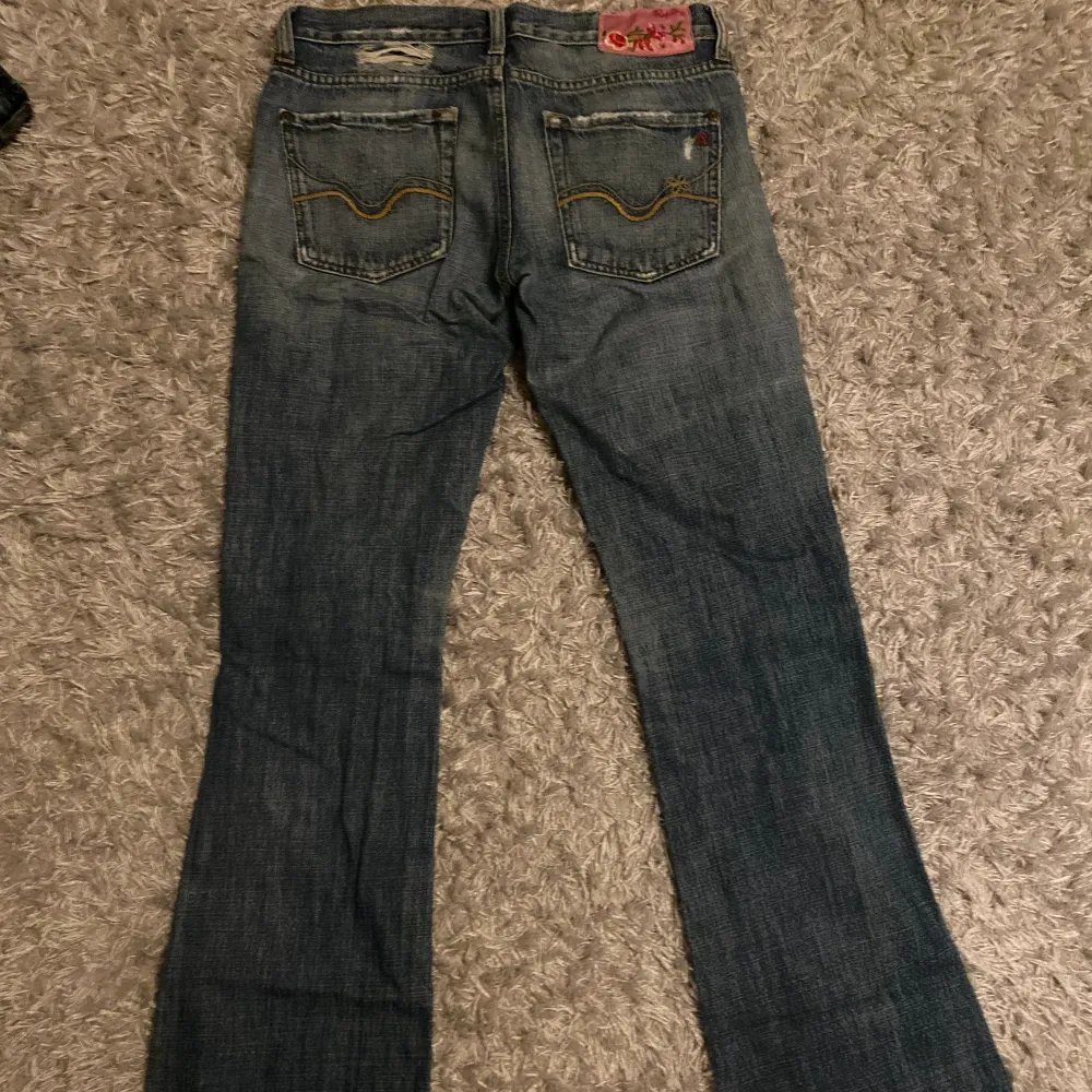 Så sjukt snygga jeans från replay⭐️. De är både lågmidjade och lite bootcut/straight. Innerbenslängd: 80 cm Midjemått: 37 cm. Jeans & Byxor.