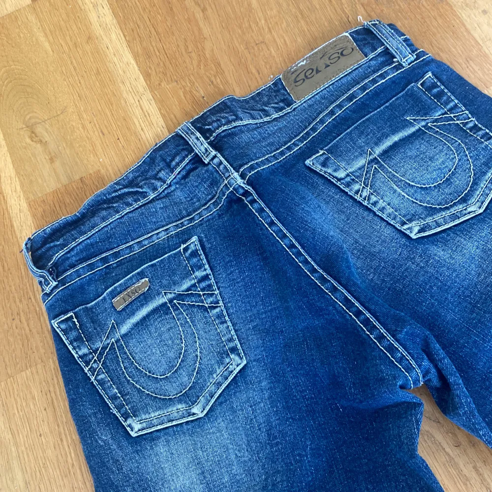 Säljer dessa as snygg lågmidjade jeans. Säljer då de tyvärr är för korta .  Pris kan alltid diskuteras och bara att komma privat för fler bilder. Tryck ej på köp nu innan du kontaktar. . Jeans & Byxor.