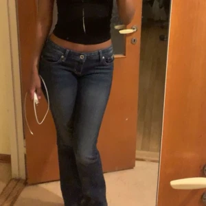 Guess jeans - Skit snygga lågmidjade mörkblåa Guess jeans som inte kommer till användning. Står w30, och satte väldigt bra på mig i storlek 38. Skit snygga detaljer på fickorna och framsidan. Innerbenslängden: ca 81-82cm Midjemått: 30w (enligt lappen)