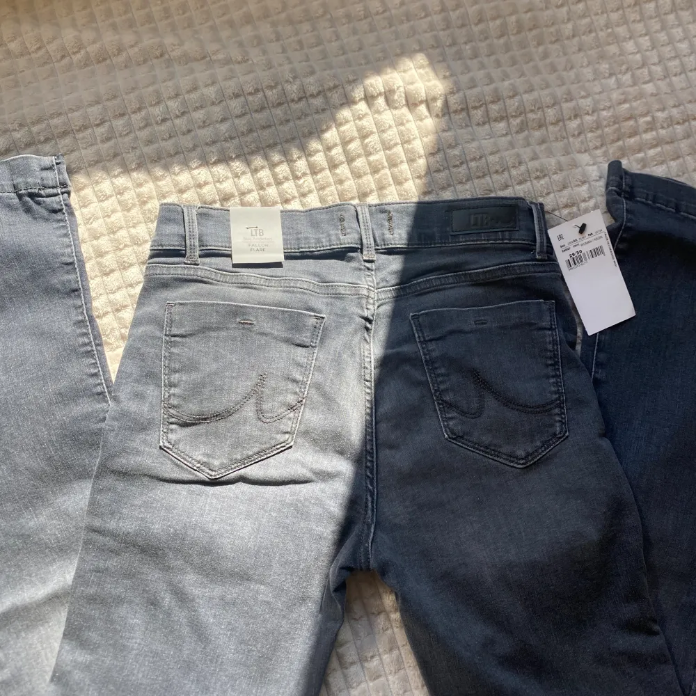 29-30 , helt nya har inte använt eller testat . Orginal pris är 799kr 💕. Jeans & Byxor.