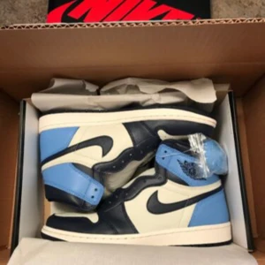 Jordan 1 obsidians  - Finns i alla storlekar Unisex skor Har flera modeller Hör av er vid intressen  Helt nya skor 