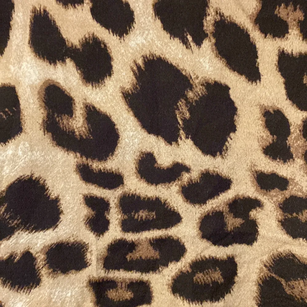Leopardmönstrad tunika från shein. Tunikan är längre bak än fram. Strl L. Liten i strl. . Skjortor.
