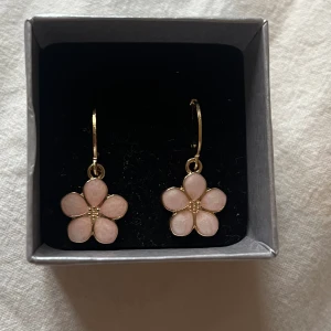 Blomörhängen  - Fina blomörhängen (aldrig använt)