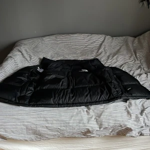 North Face väst - Den här västen är använd 1 gång och är som ny, köpt för 1900kr.
