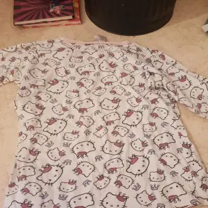 Det en vit tröja med Hello Kitty på Det är en pyjamas