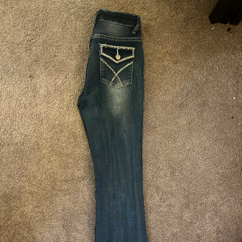 Snygga secondhand bootcut jeans. Säljer för det inte passade mig ❤️ Pris kan diskuteras!!. Jeans & Byxor.