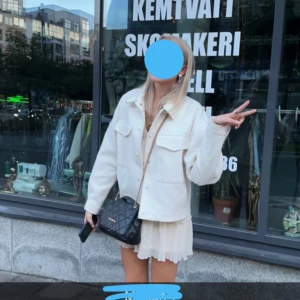 Vit kappa  - Vit kappa i nyskick som inte säljs längre. 