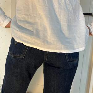 Mörkblå Levi’s 501 jeans, använda men i mycket gott skick. Modellen på bild är 1.64 och brukar bära storlek S/M, och det passar fint! Skriv vid frågor!