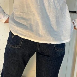 Levi’s Jeans - Mörkblå Levi’s 501 jeans, använda men i mycket gott skick. Modellen på bild är 1.64 och brukar bära storlek S/M, och det passar fint! Skriv vid frågor!