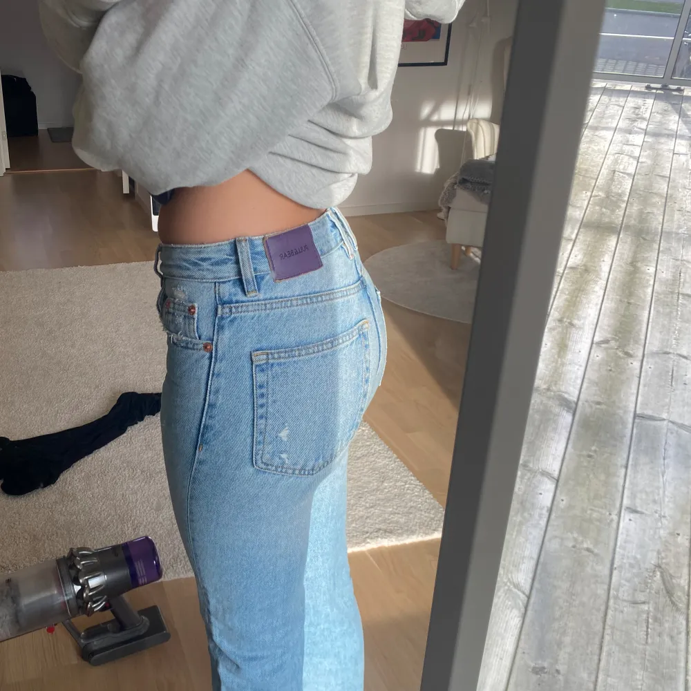 Säljer ett par jeans från pull&bear i storlek 32, dem är i fint skick. Skriv om du har några frågor💞. Jeans & Byxor.