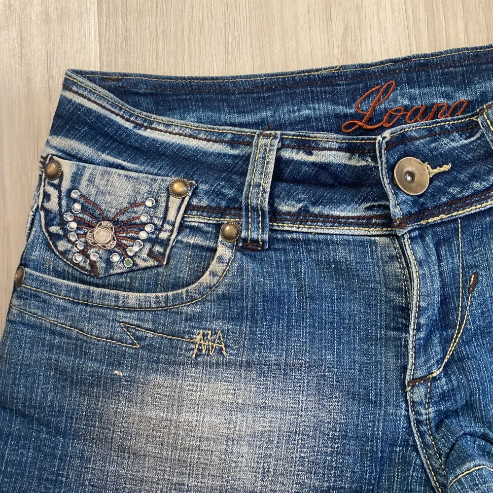 Super snygga low waist jeans shorts med fjärilar med massa fina små detaljer på bak fickorna och även fram samt coola sömmar 🌟. Shorts.