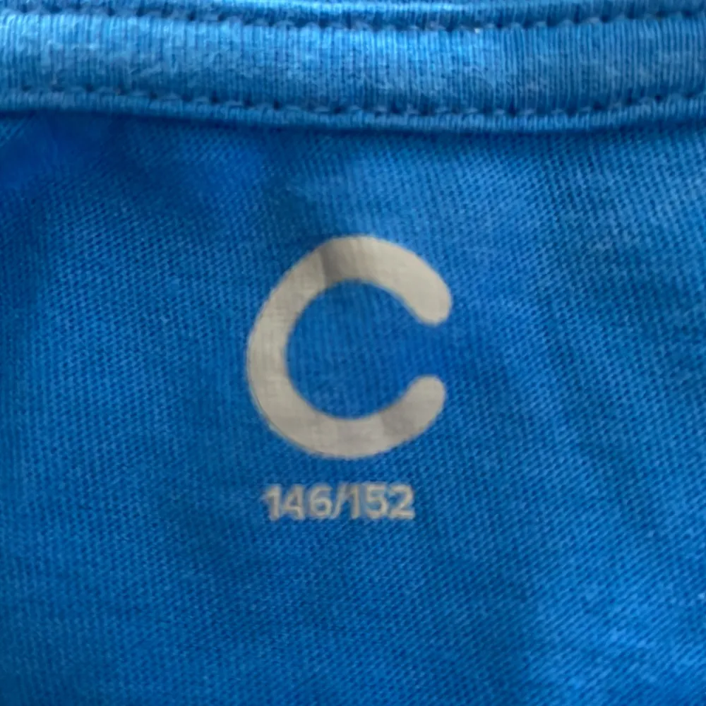 En blå T-shirt som det står NY city break på. Den är använd några fåtal gånger och är i väldigt bra skick. Storlek 146/157  . T-shirts.