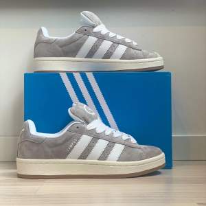 Säljer dessa adidas campus 00 - grey white. Helt nya, skick 10/10, storlek 39 1/3. Dina skor skickas inom 48h📦💨