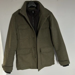 Jack and Jones rock  - En väldigt fräsch och Grisch rock som är använd cirka 2-3 gånger. Säljer pågrund av att den är för liten för mig. Jag är  187 cm lång så den är stor i storleken: 