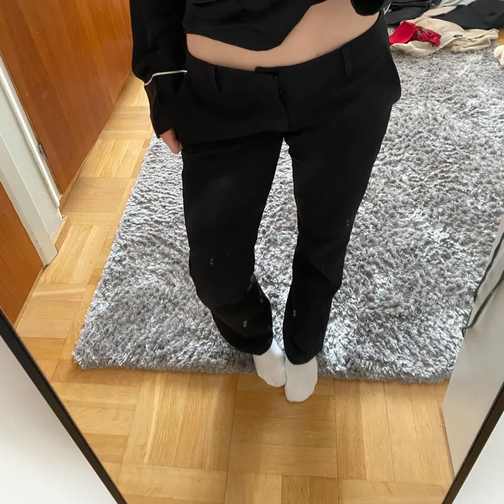 Säljer mina snygg lowwaist kostymbyxor då de tyvärr är lite för stora för mig💕 passar perfekt i längden för mig som är 1,70. Hör av er vid frågor!💕💕 använda några få gånger men har inget märkbart slitage!!. Jeans & Byxor.