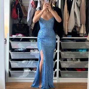 Balklänning - Säljer nu min super fina balklänning, köpte den här på plick oanvänd så vet ej märke men den är så fin och skön, så fin blå färg med fina paljetter,som referens är jag 170💕💕obs väldigt stretchiga material! Vid snabb affär kan jag sänka pris💕