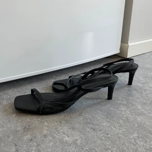 Klackar - Söta klackar i svart skinnimitation från HM. Klacken är ca 4 cm. Strl. 38. Använda men i fint skick.