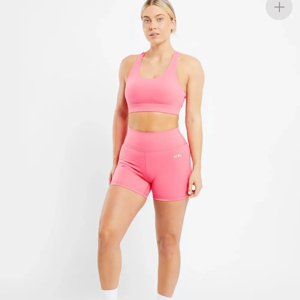 Jättefina träningsshorts/gymshorts, storlek M. Helt oanvända med lappen kvar. Jag beställde i flera färger så väljer att sälja dessa. Säljer istället för att returnera pga hög fraktkostnad. Pris går att diskutera. Skriv för fler bilder. Shorts.