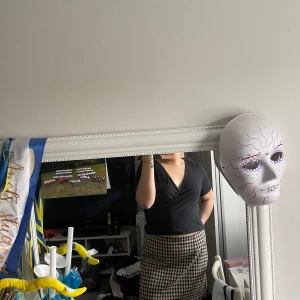 Kjol - Super fin kjol från hm. Aldrig använd och tror inte den finns att köpa längre. Super fin till hösten och en snygg stickad tröja, liten i storleken