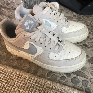Nike Air Force - Knappt använda Nike air force, så i jätte bra skick. Inte förstörd eller nått i själva skon, de är lite smutsiga men jag kan självklart ta bort det. Ville mest bara se om det fanns intresse först☺️ kom gärna med egna bud om mitt inte duger. Nypris1500