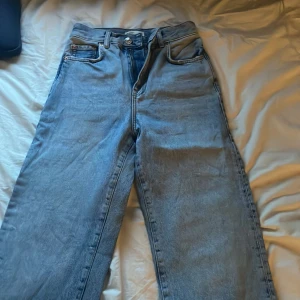 Ljusblåa momjeans från gina - Ljusblåa momjeans som aldrig har använts frn ginatricot, helt nya bra skick och är i storlek 34