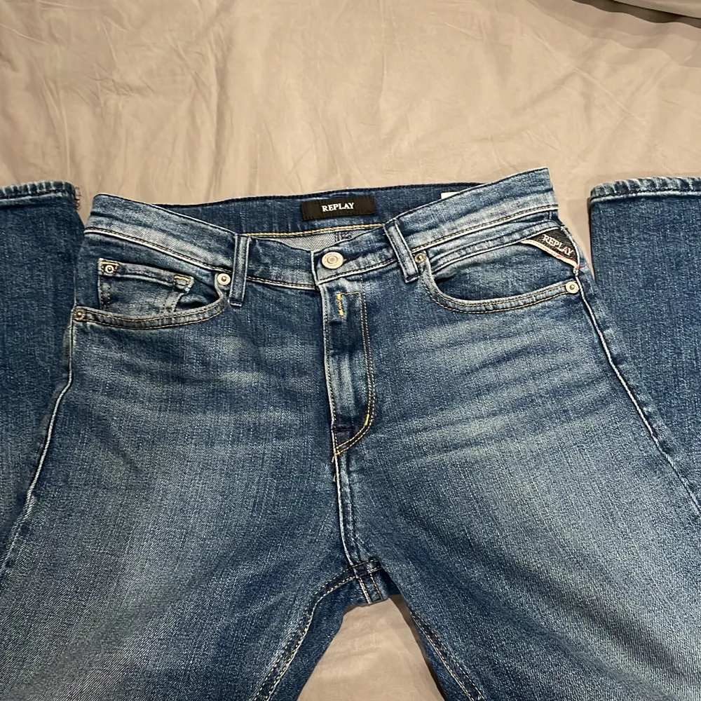 Hej säljer mina Replay THAD jeans pgr av att de är för små, storlek 14år, skriv vid frågor och intresse . Jeans & Byxor.