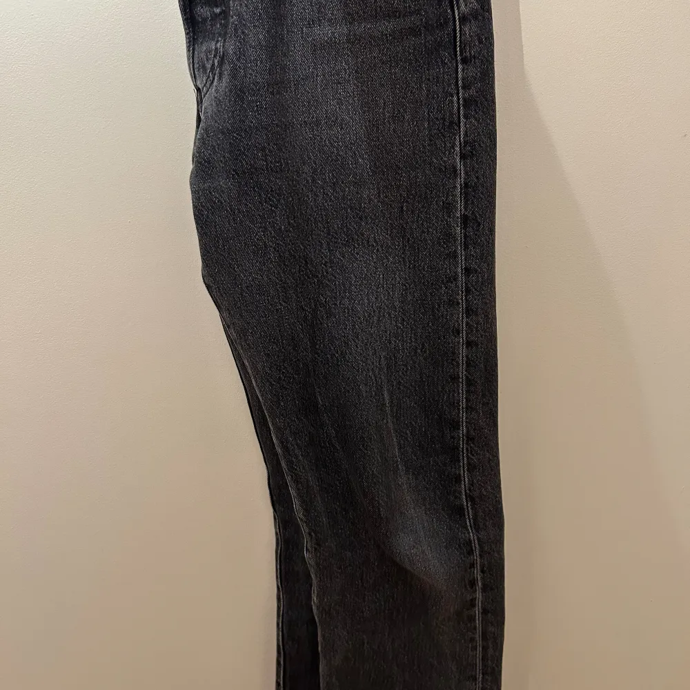 Säljer ett par fina, svarta Levis jeans. Skicket är använt 7/10. Storlek W 30 L32!. Jeans & Byxor.