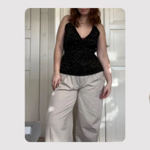 glittrig topp - stickad glittrig topp. perfekt topp att gå ut i under lite kallare väder. den är halterneck och det knyts ett band runt midjan bak i ryggen🩷