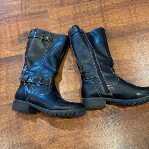 Varmfodrade stövlar i strl 38 - Svarta varmfodrade stövlar i strl 38. 