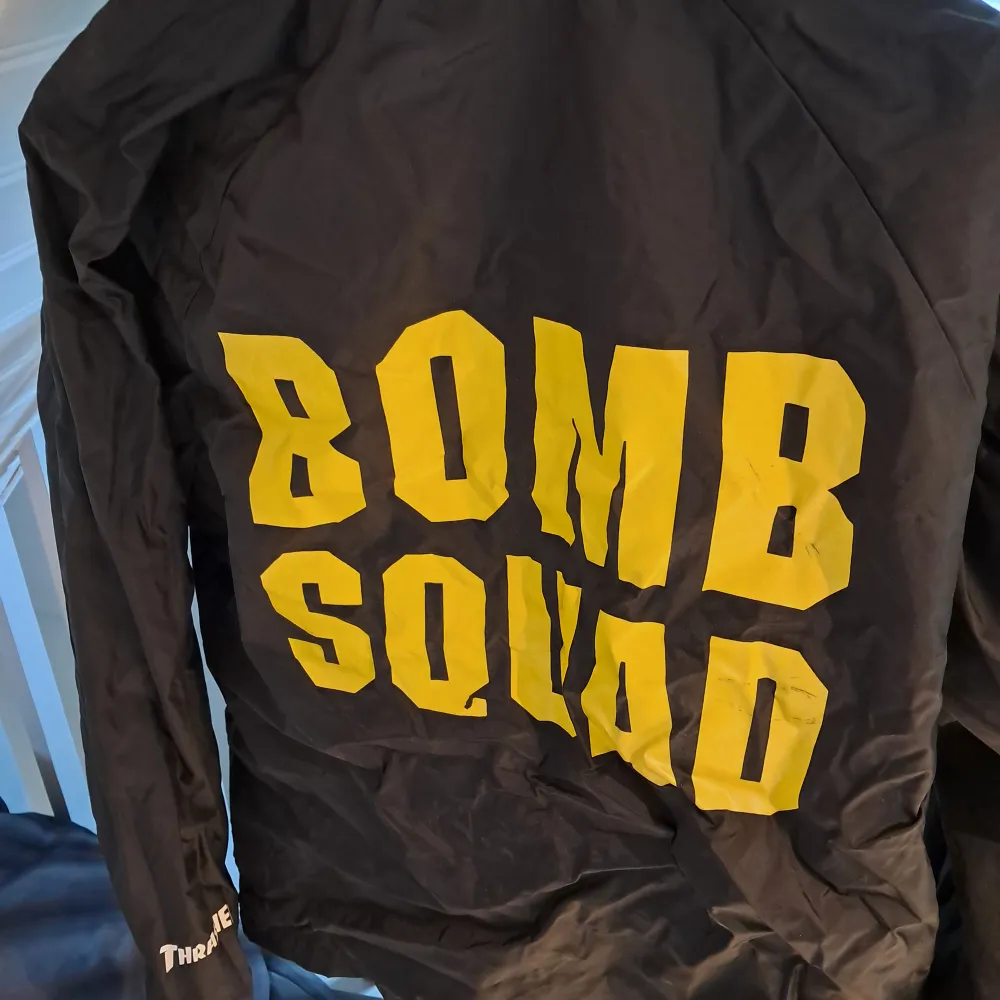 En thrasher bomb squad jacka som passar runt xs till s. Ytterst få tecken på andvändning. Ny pris är runt 700 kr. Jackor.