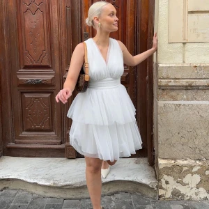 Studentklänning - Säljer nu denna superfina studentklänning.💕 Den är i storlek xs och är helt slutsåld på hemsidan. Klänningen är aldrig använd och är därav i nyskick med alla lappar kvar. Helt drömmig sommarklänning och Perfekt nu till studenten!🥰