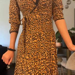 Säljer den här fina leopardmönstrade klänningen eftersom den inte kommer till användning längre. Använd Max 5ggr och i fint skick. Priset kan diskuteras!💕