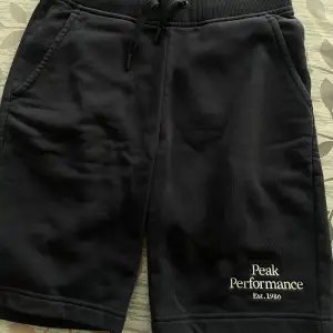 Marinblåa Peak Performance shorts, knappt använda. Storlek 160. Nypris 700kr men säljer för 150kr 💕