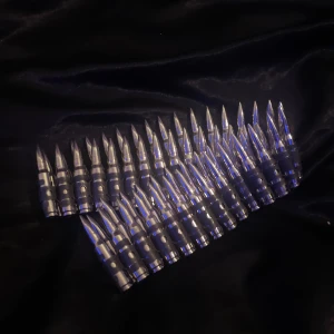 Intresse koll ‼️ - Intressekoll på mitt patron bälte från 80-talet, det är mitt pappas gamla som jag har fått. Är lite osäker om jag ska sälja eller inte hahah. De är jätte bra skick och alla patroner är kvar, bra kvalite😼