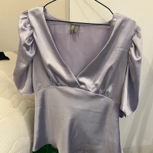 Superfin blus i satin från ASOS strlk 38 - Aldrig använt, endast testad. Säljes pga för liten.