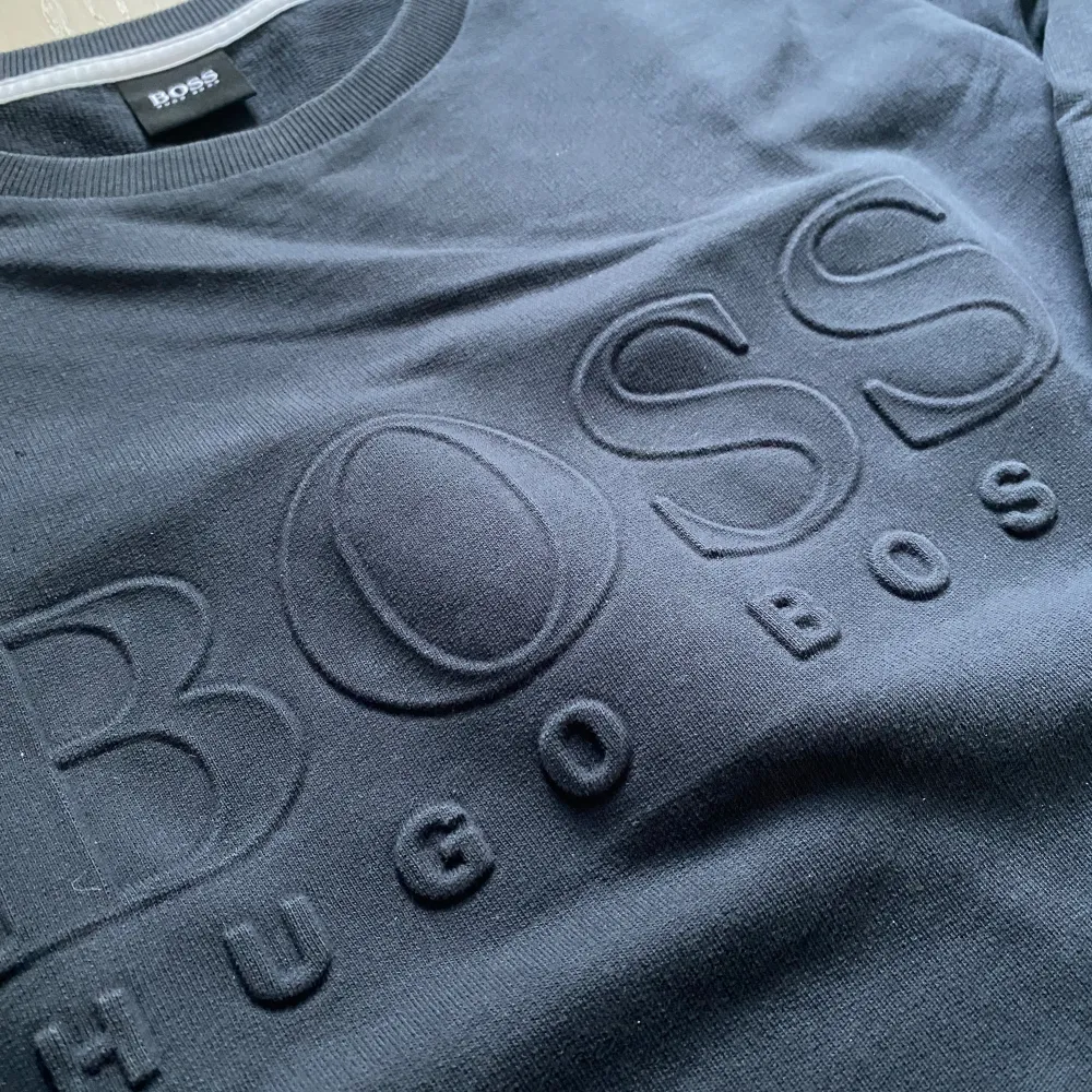 Hugo Boss tröja använd. 2-3 gånger, om du har några frågor skriv gärna.. Hoodies.