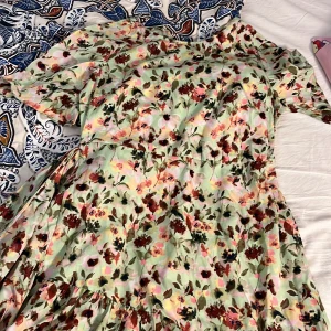 blomrig klänning med snöre - säljer den här jätte fina klänningen som inte kommer till användning, bara använd fåtal gånger och kommer med ett snöre som man kan knyta vid ryggen❤️