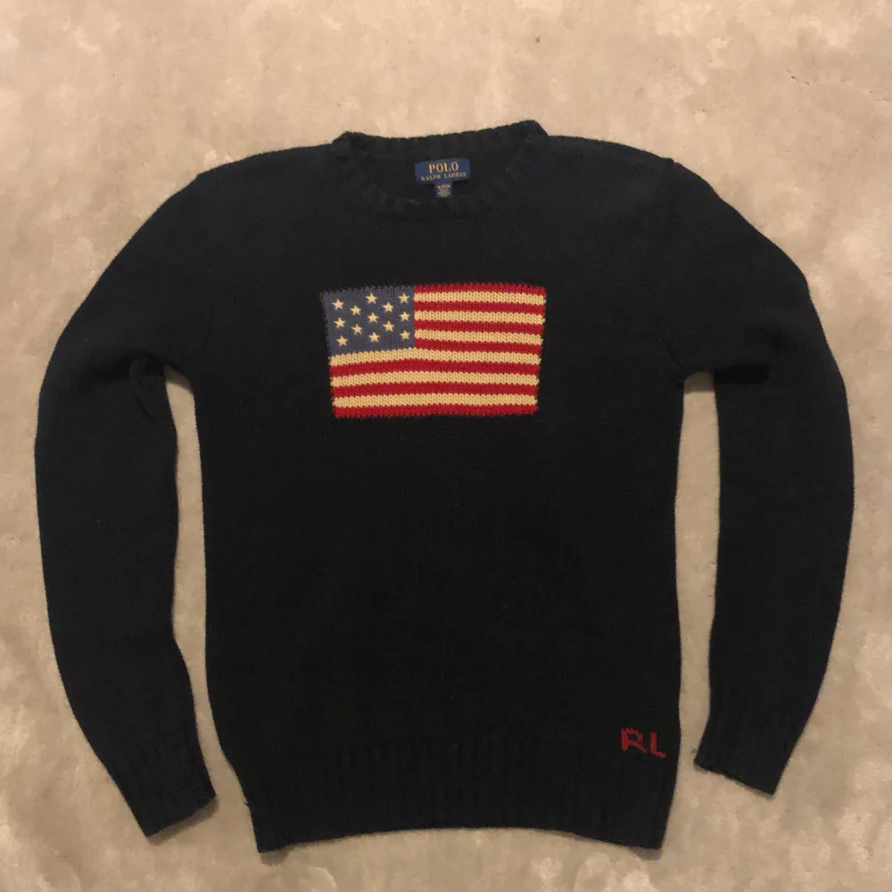 Lyxig Ralph Lauren sweatshirt. Fantastiskt skick 9/10 till grymt pris! Storlek XL(18-20) barn storlek, vanlig storlek passar både (S-M). Skriv för minsta lilla fundering. Mvh Elliot. Stickat.