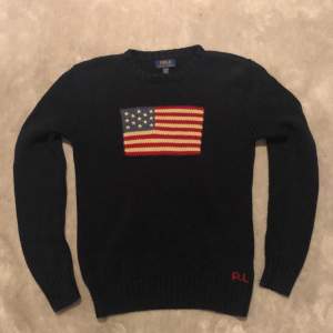 Lyxig Ralph Lauren sweatshirt. Fantastiskt skick 9/10 till grymt pris! Storlek XL(18-20) barn storlek, vanlig storlek passar både (S-M). Skriv för minsta lilla fundering. Mvh Elliot