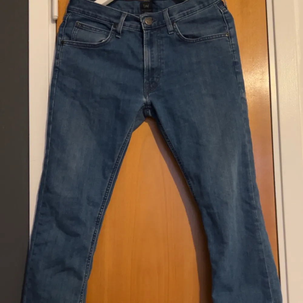Säljer ett par lee jeans nya går för runt 1000kr knappt använda. Jeans & Byxor.