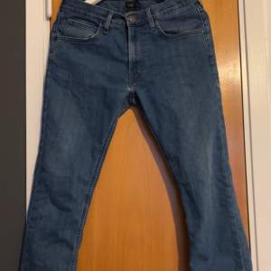 Säljer ett par lee jeans nya går för runt 1000kr knappt använda